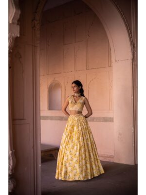 Label Anushree - Offwhite embroidery croptop with yellow printed skirt - Image 3